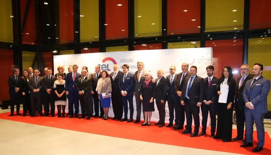 Foto de familia de los premiados, la junta directiva del CEL y las autoridades en la &uacute;ltima Gala del CEL de Oro 2018
