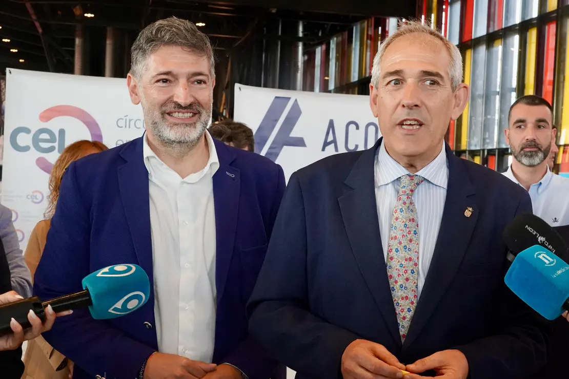El presidente de CEL, Julio &Aacute;lvarez, y el concejal de Movilidad, Vicente Canuria