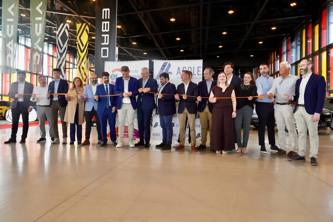 Cortando la cinta inaugural del 8&ordm; Sal&oacute;n del Veh&iacute;culo Nuevo y KM0