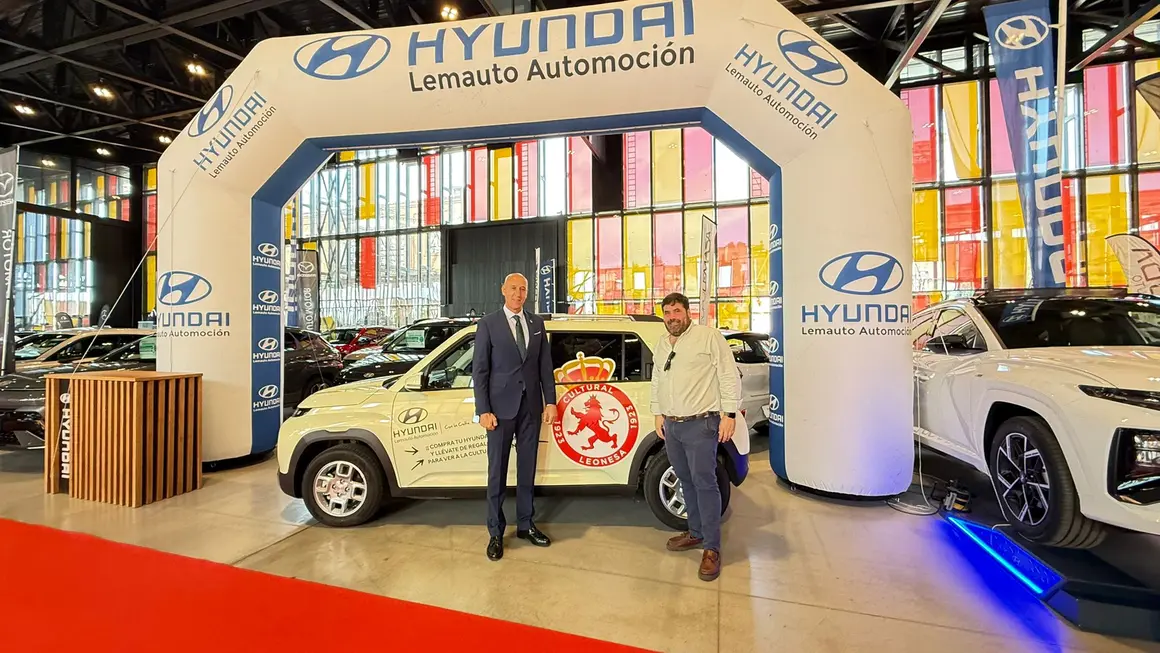 Visita del alcalde de Le&oacute;n al Sal&oacute;n del Autom&oacute;vil