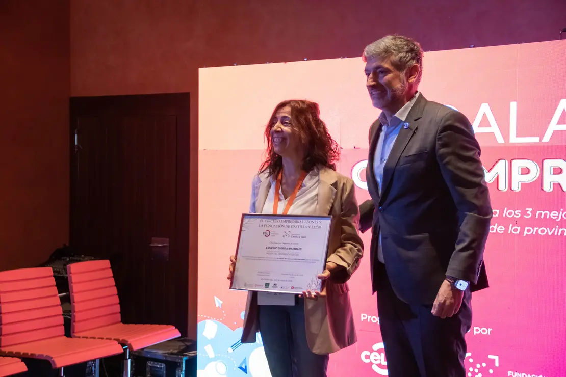 entrega de diploma al Colegio Sierra Pambley de Hospital de &Oacute;rbigo