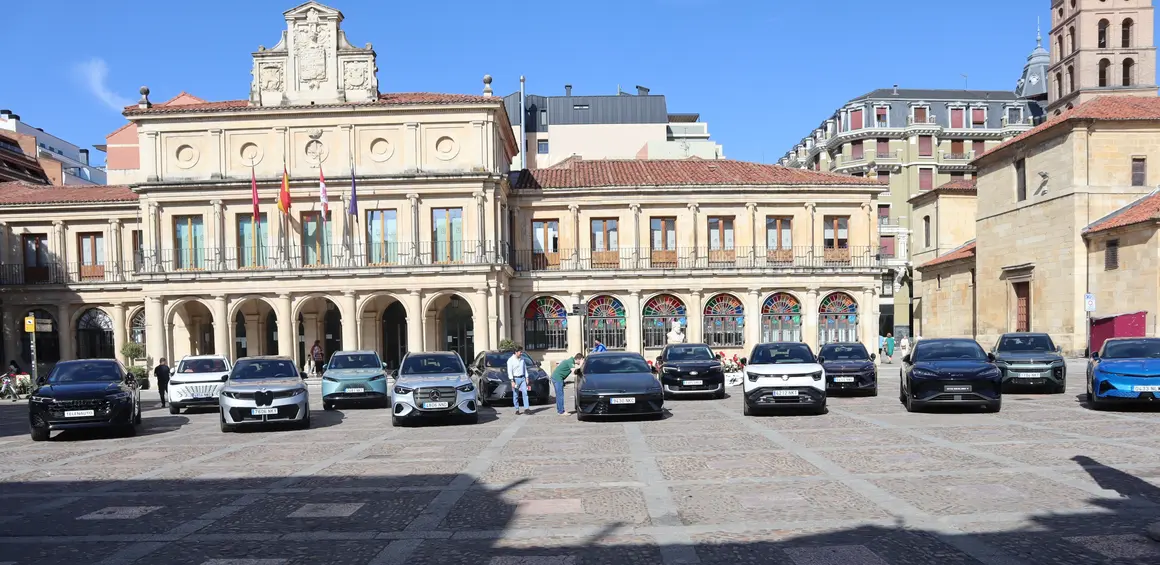 Muestra de 14 veh&iacute;culos en la Plaza de San Marcelo