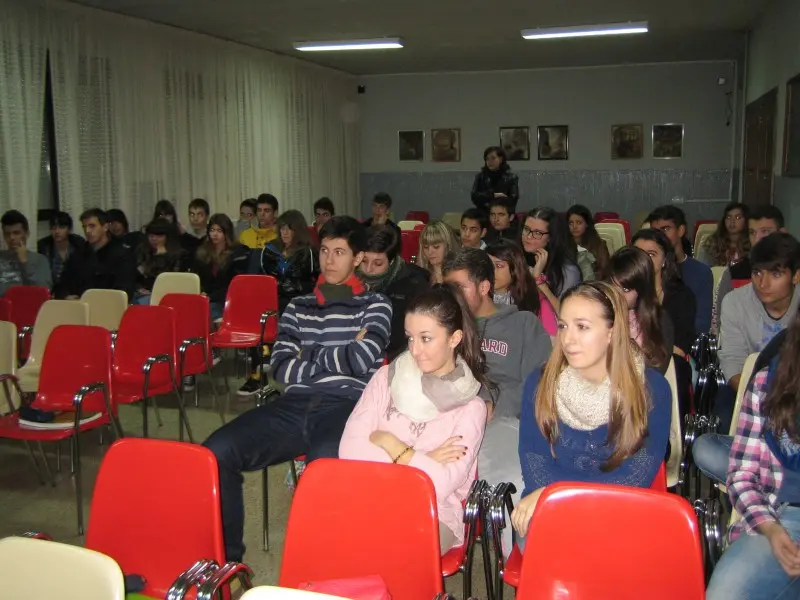 Alumnos del colegio Virgen Blanca de Le&oacute;n presenciando la charla del programa CEL Orienta