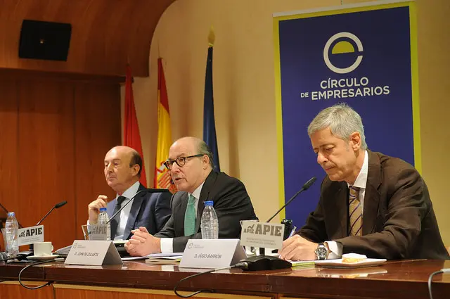 De izq. a dcha. Miguel Iraburu, presidente del grupo de trabajo del Bar&oacute;metro; John de Zulueta, presidente del C&iacute;rculo de Empresarios, e &Iacute;&ntilde;igo de Barr&oacute;n, presidente de APIE (Asociaci&oacute;n de Periodistas de Informaci&oacute;n Econ&oacute;mica