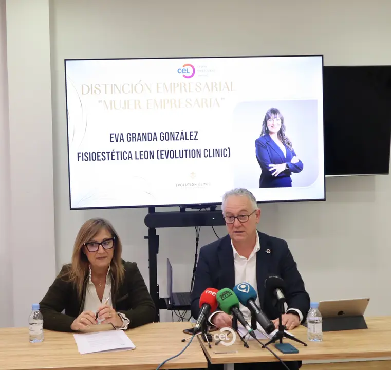 Azucena Ramos, vocal y Nicesio &Aacute;lvarez, secretario general del CEL