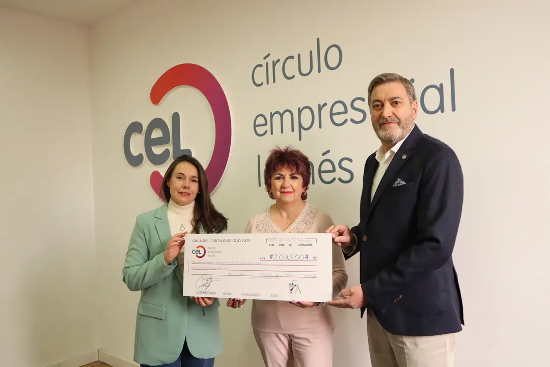 Ana Bel&eacute;n Mart&iacute;nez (CEL); Camino Lorenzana (ADERLE) y Emilio &Aacute;lvarez (Grupo Hostele&oacute;n)