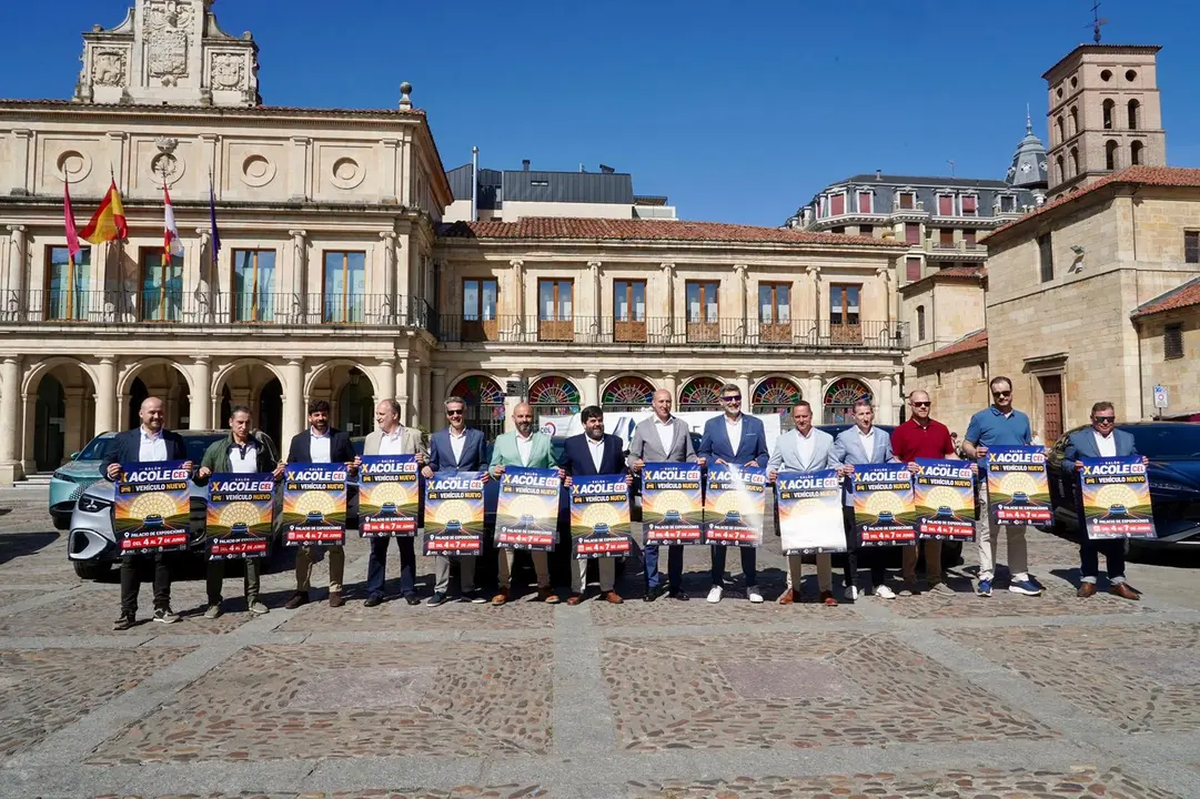 Representantes de ACOLE, CEL y alcalde de Le&oacute;n con el cartel de la Feria