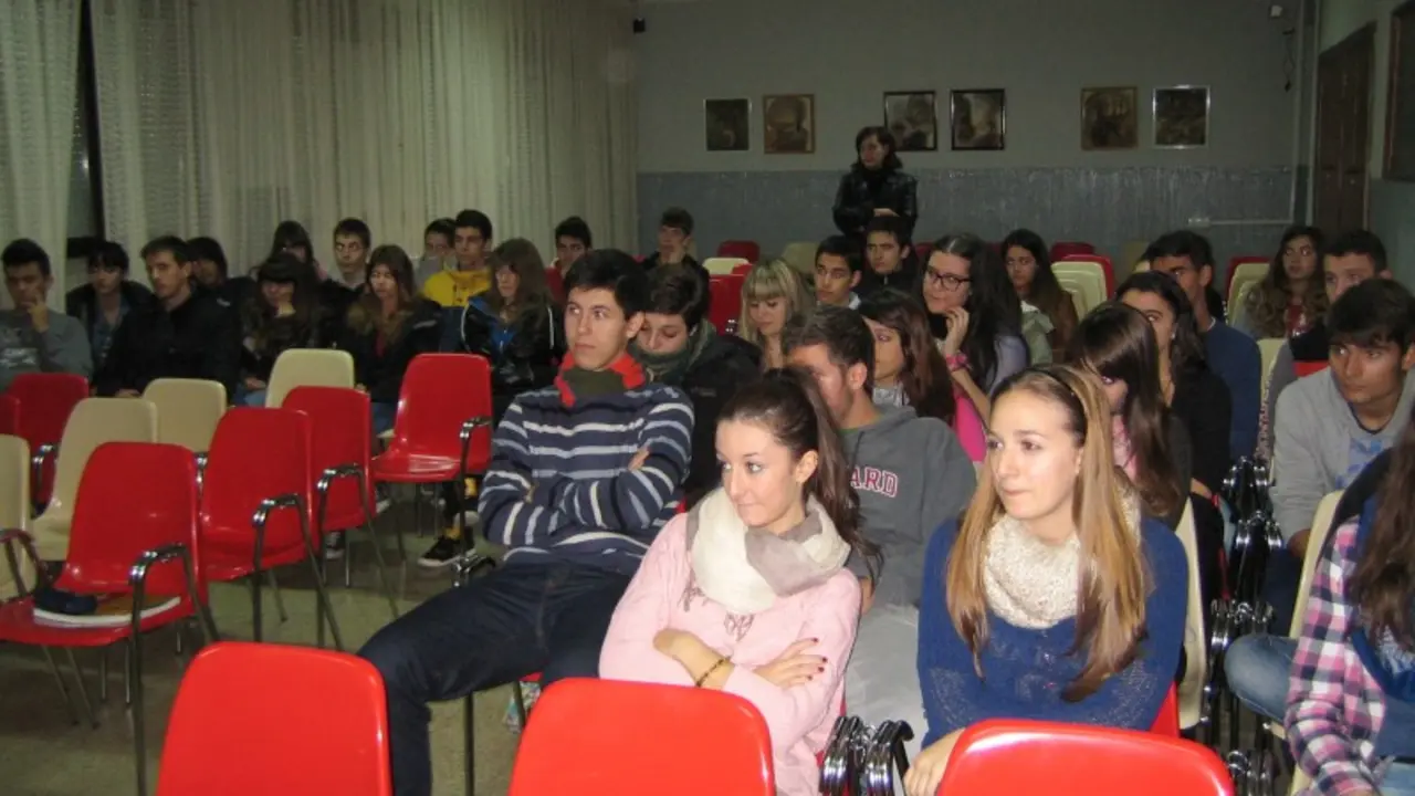 Alumnos del colegio Virgen Blanca de Le&oacute;n presenciando la charla del programa CEL Orienta
