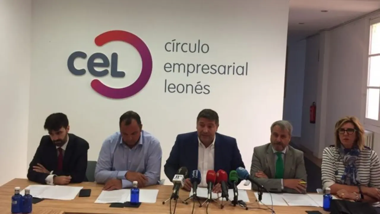 De izda. a dcha: Pablo Roberto, Jos&eacute; Pedro Luengo, Julio C&eacute;sar &Aacute;lvarez, Jes&uacute;s Riol y Manoli Gonz&aacute;lez