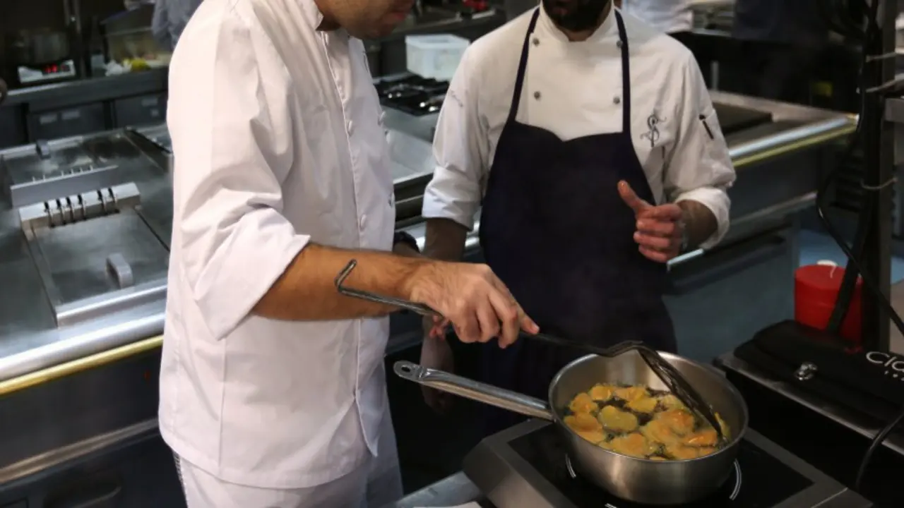 cadiz 131125 cocineros de la provincia de cadiz  en la escuela de hosteleria ayudan a los alumnos a preparar los platos