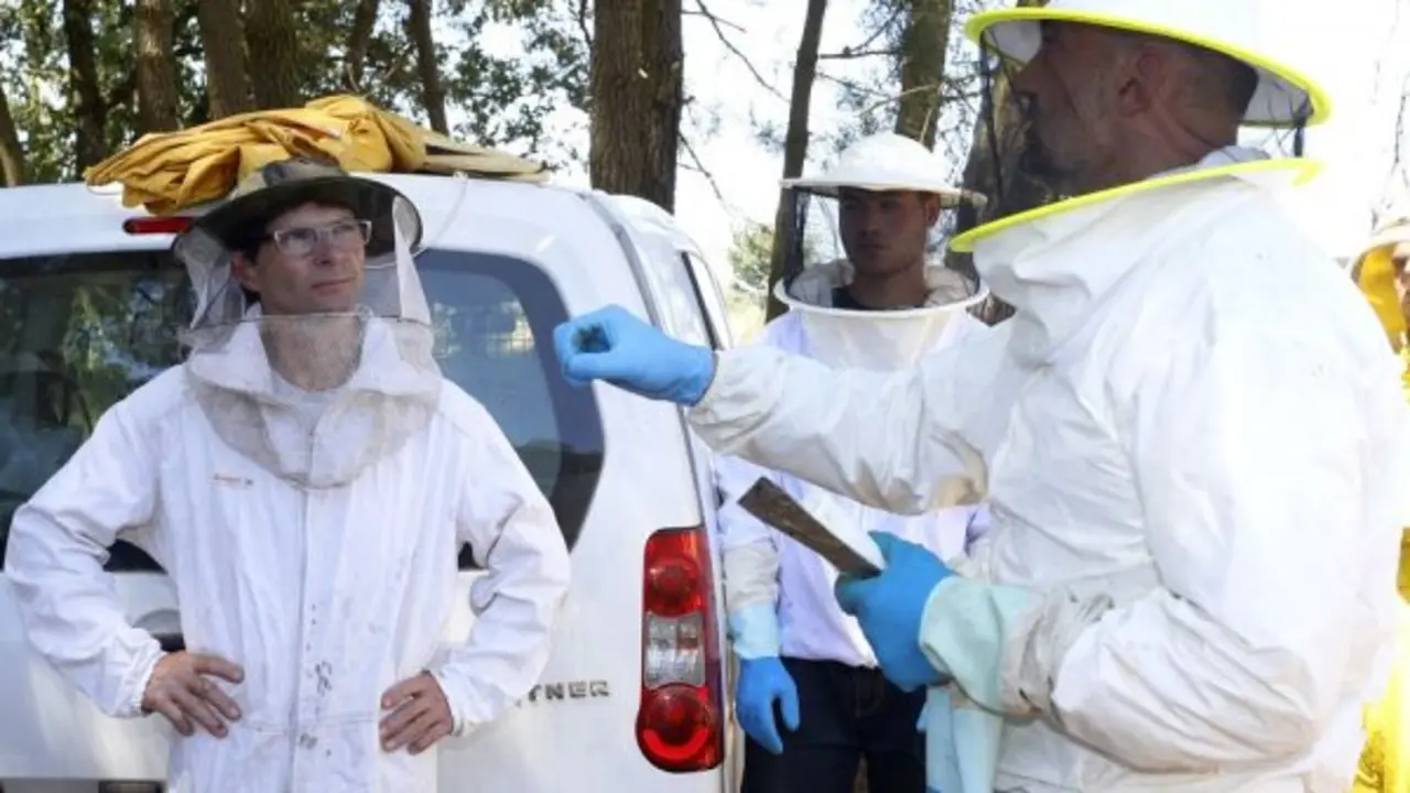 El apicultor franc&eacute;s Gilles Fert (I), imparte un curso de cr&iacute;a de abejas reina en Sueros de Cepeda (Le&oacute;n). Junto a &eacute;l, el responsable de Miel Ecol&oacute;gica Urzapa, Urbano Gonz&aacute;lez (D)