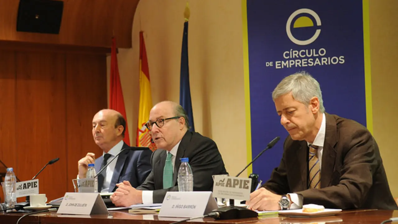 De izq. a dcha. Miguel Iraburu, presidente del grupo de trabajo del Bar&oacute;metro; John de Zulueta, presidente del C&iacute;rculo de Empresarios, e &Iacute;&ntilde;igo de Barr&oacute;n, presidente de APIE (Asociaci&oacute;n de Periodistas de Informaci&oacute;n Econ&oacute;mica
