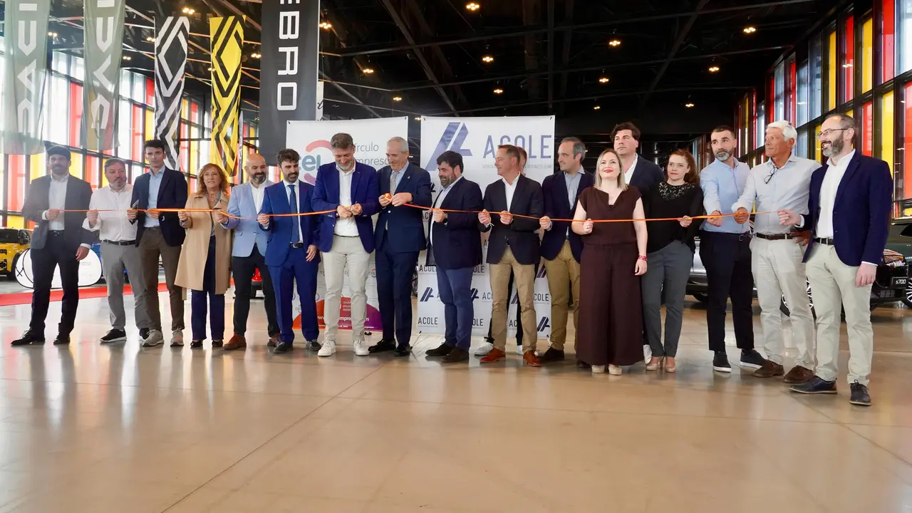 Cortando la cinta inaugural del 8&ordm; Sal&oacute;n del Veh&iacute;culo Nuevo y KM0