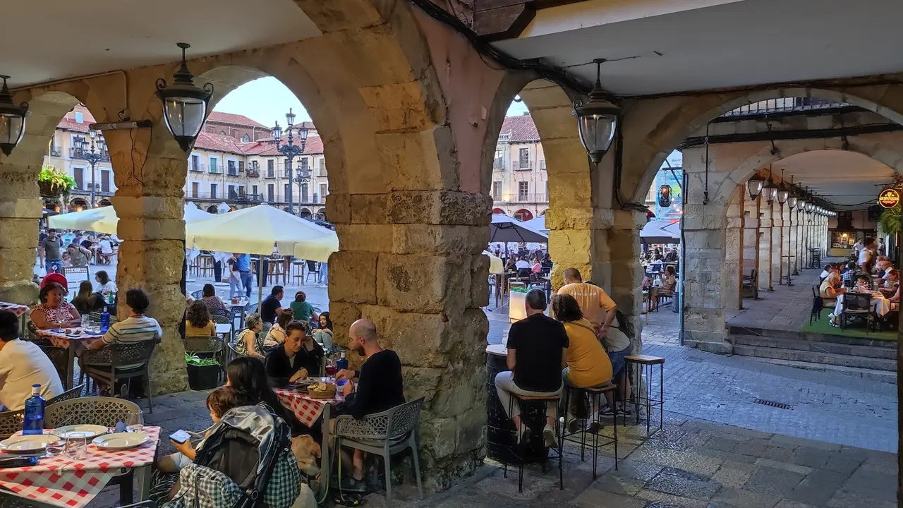 Terrazas en la Plaza Mayor de Le&oacute;n