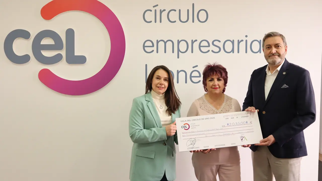 Ana Bel&eacute;n Mart&iacute;nez (CEL); Camino Lorenzana (ADERLE) y Emilio &Aacute;lvarez (Grupo Hostele&oacute;n)