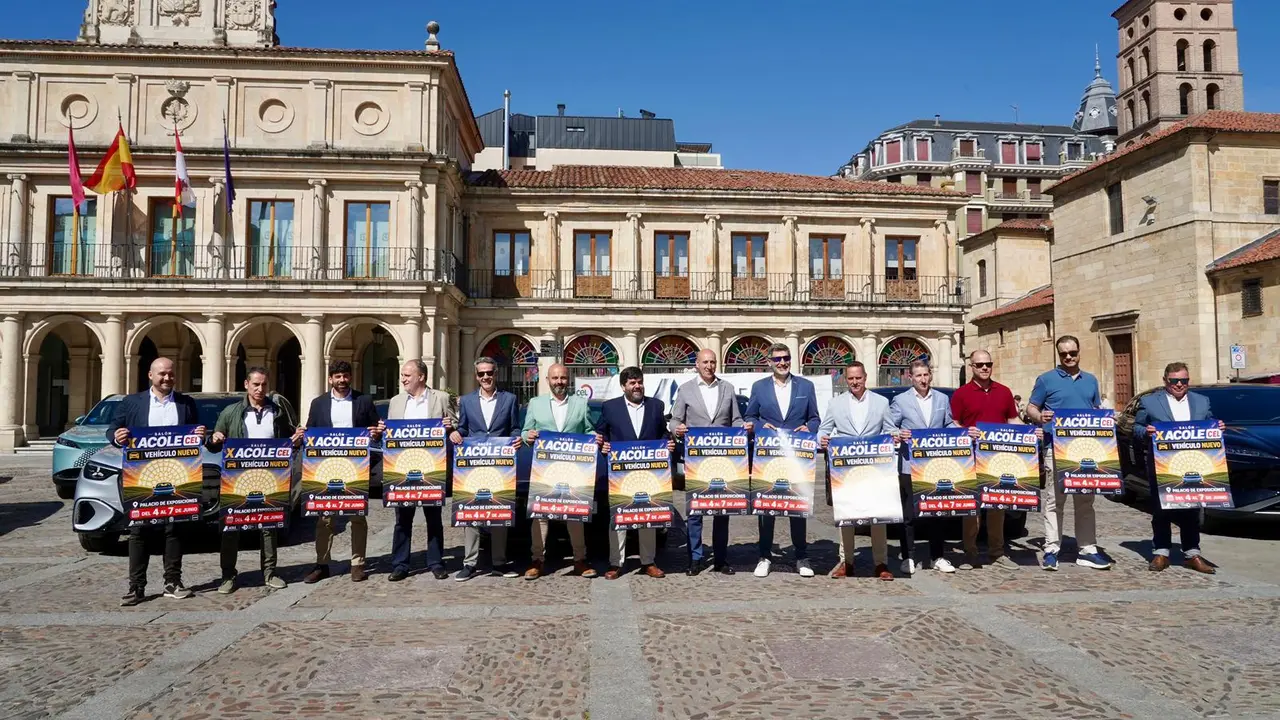 Representantes de ACOLE, CEL y alcalde de Le&oacute;n con el cartel de la Feria