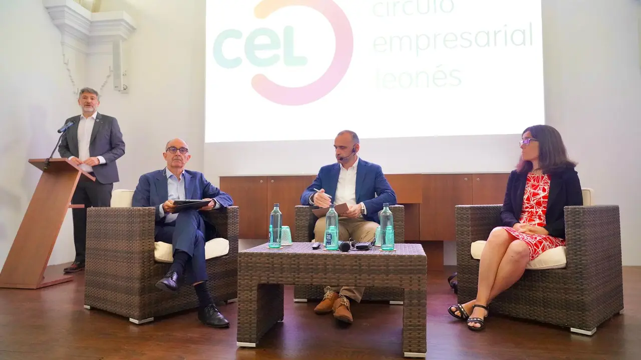 El presidente del CEL, los conferenciantes y el moderador