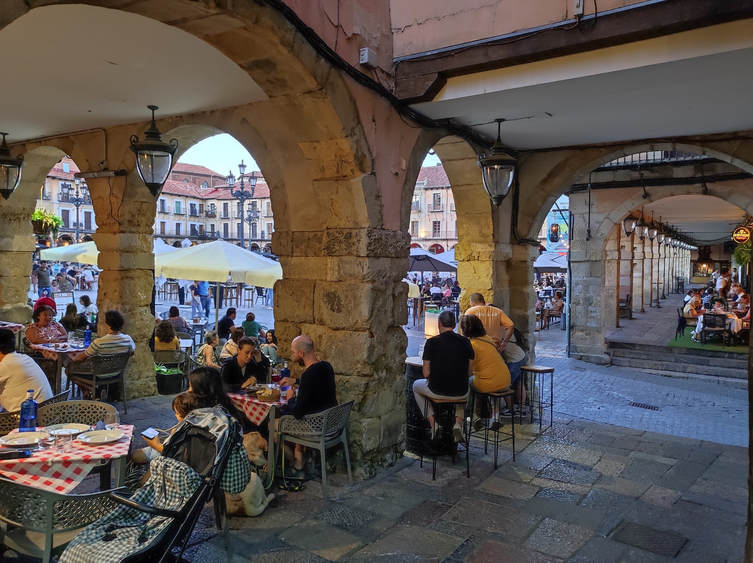 Terrazas en la Plaza Mayor de León