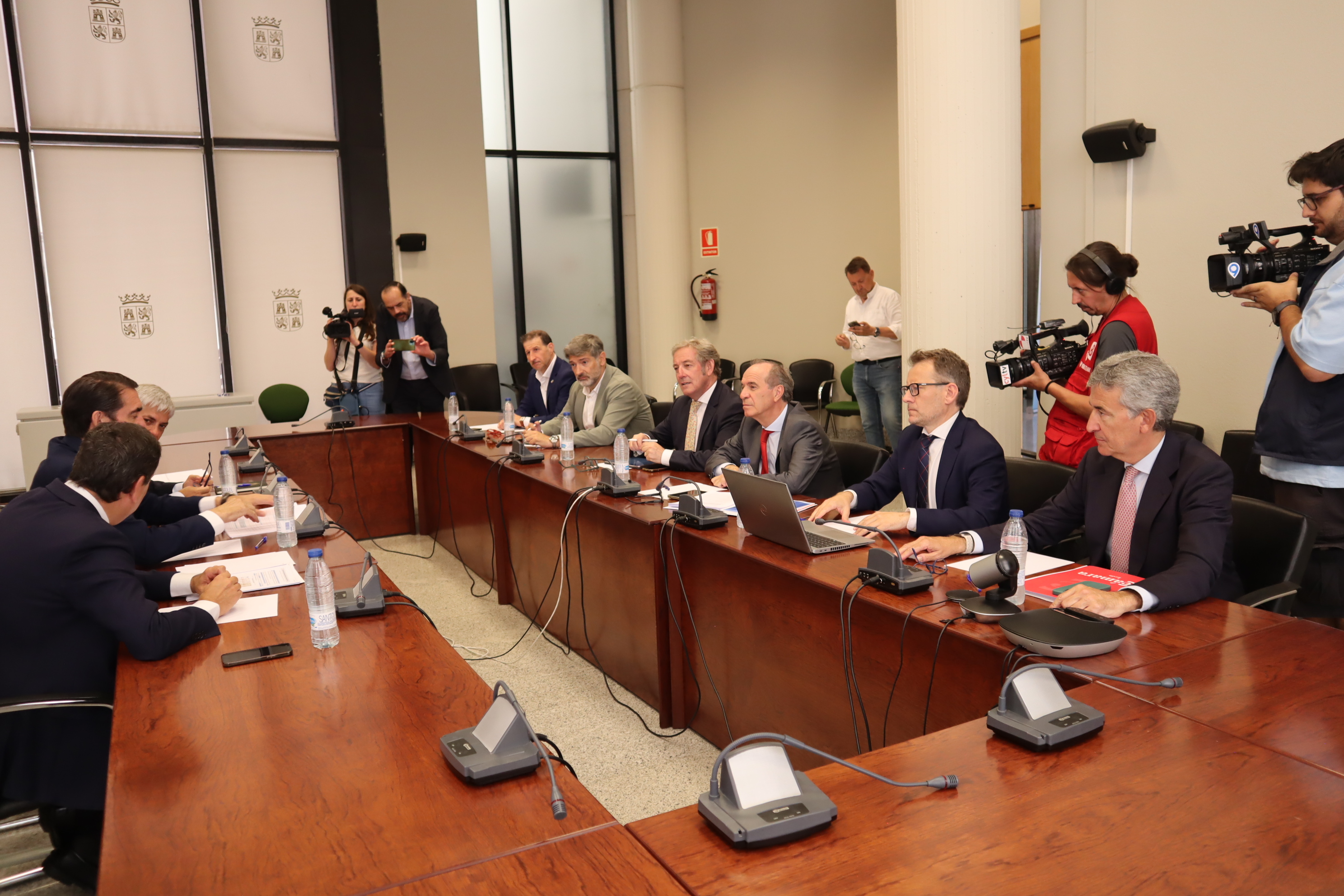 Representantes de CEL, FELE y Cámara de Comercio con los consejeros de la Junta