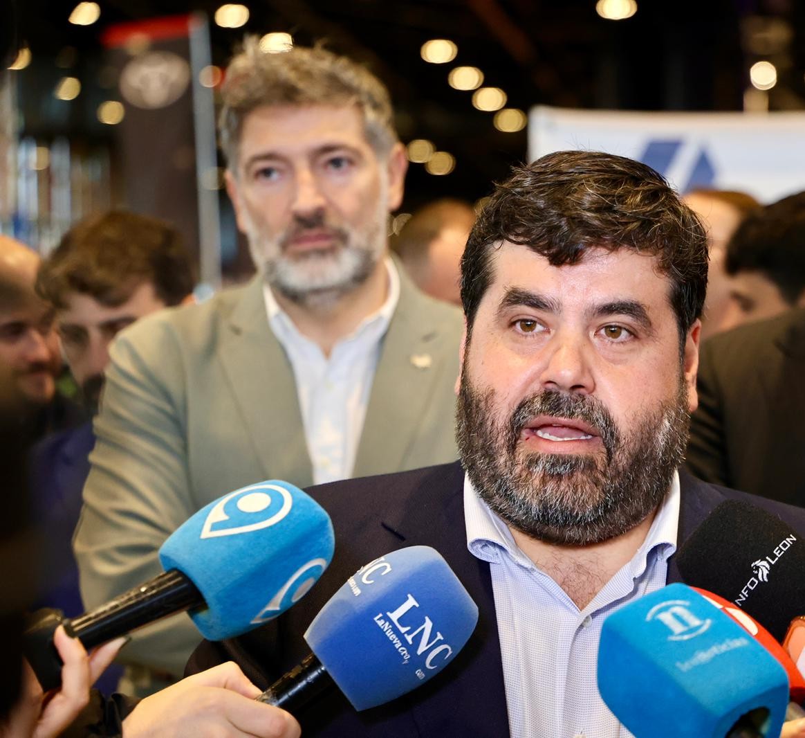 Roberto Rodríguez y Julio César Álvarez al fondo