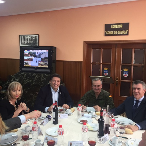 Empresarios leoneses comparten comida de trabajo con el General Comandante Militar de León