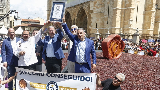 Un Récord Guinness de corte de cecina capitaneado por Agustín Risueño