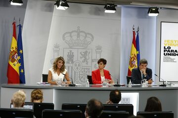 El Gobierno eleva el Salario Mínimo Interprofesional a 965 euros