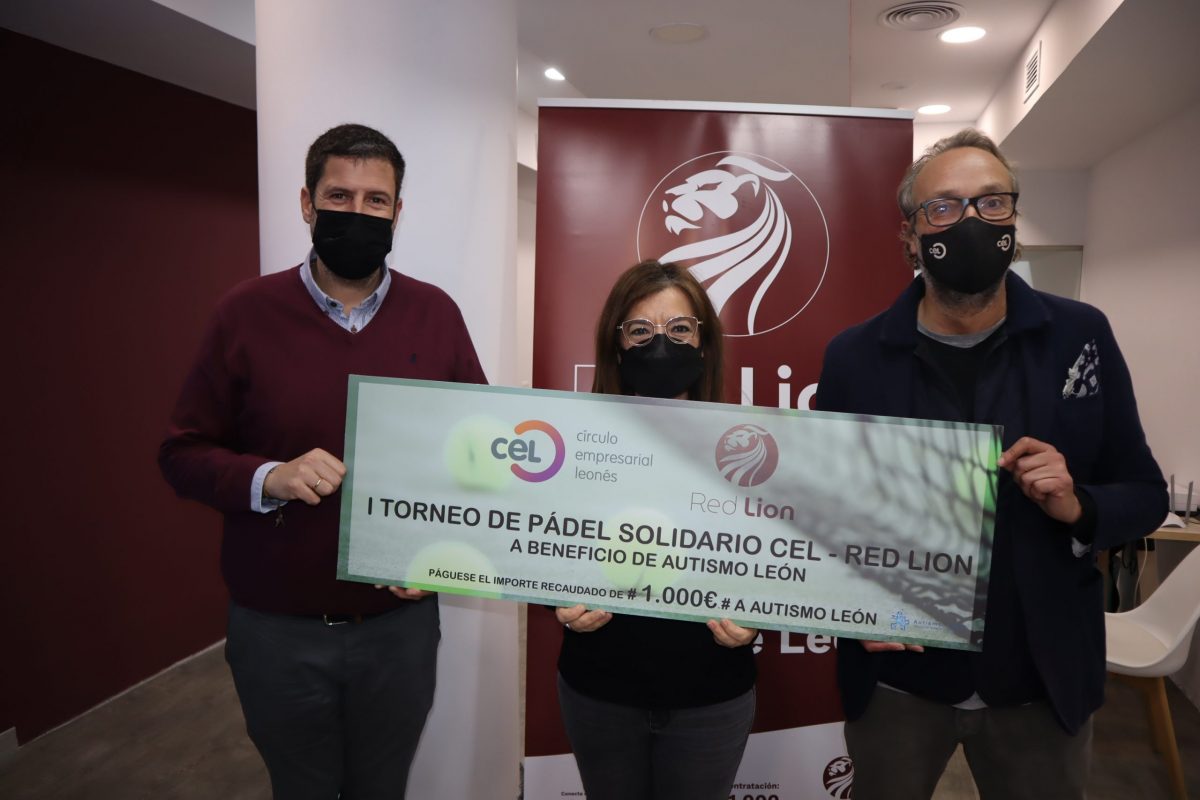 Red Lion y CEL entregan a Autismo León el cheque de mil euros recaudados en el Torneo de Pádel