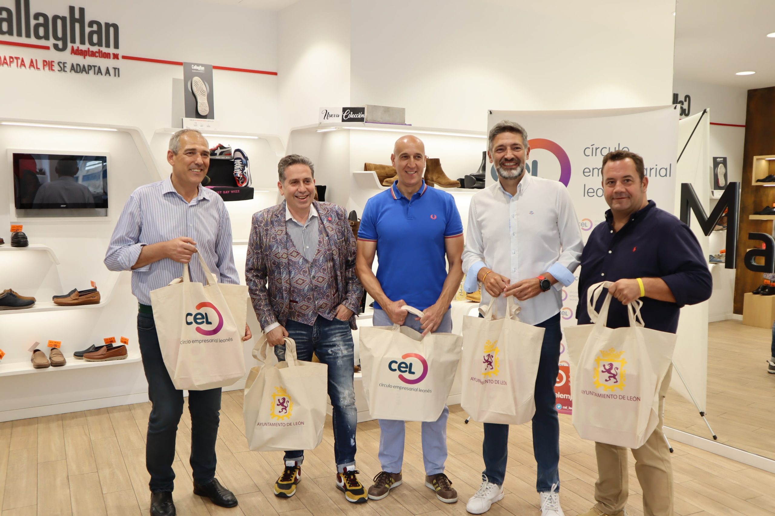 El Círculo Empresarial Leonés reparte 2.000 bolsas en el comercio de León