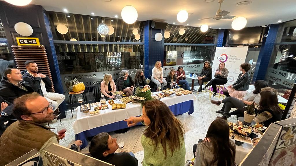 Las concejalas del Ayuntamiento de León, Mercedes Escudero y Camino Orejas, protagonizan el Encuentro Afterwork del CEL